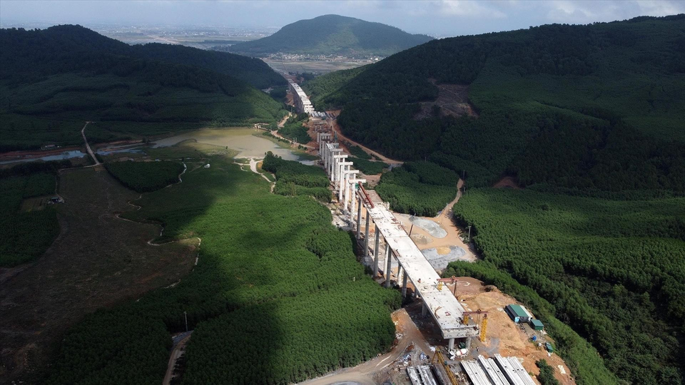 Than Vu 2 y O O 2 son los puentes magníficos en la autopista Norte-Sur, pasando el tramo en las provincias de Nghe An y Ha Tinh. (Fuente: VNA)