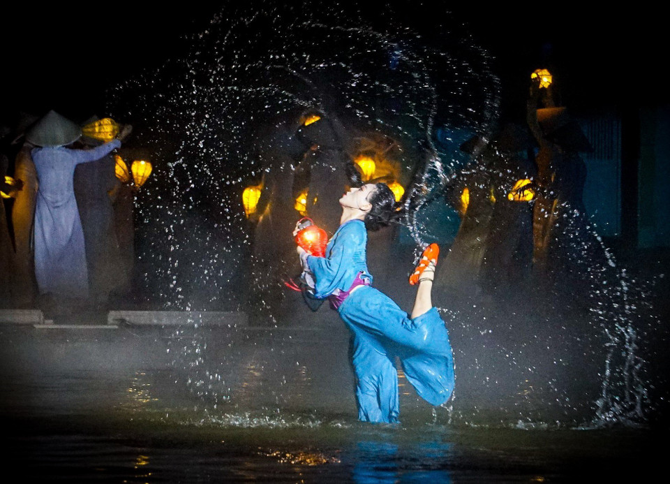 El programa revive la vida cotidiana en Hoi An el el siglo XVI con la imagen de una muchacha que suelta faroles de flores en el río Hoai por la noche para rezar por el regreso de su amante que faena en alta mar. (Fuente: VNA)