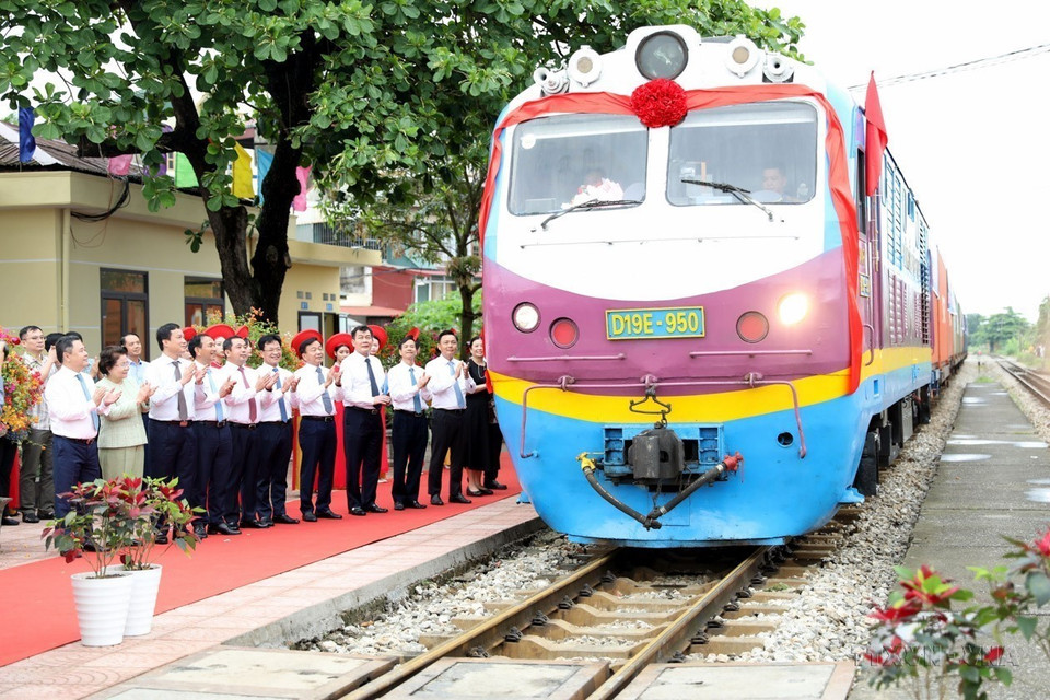 Inauguraron y pusieron en funcionamiento el primer tren de cargo de mercancías de la estación de Cao Xa (de la provincia vietnamita de Hai Duong) que participa en el viaje intermodal internacional. El tren de 12 contenedores transportó azufre, aluminio y leche desde las fábricas de Hai Duong, Hai Phong y Hung Yen hasta la estación de Yen Vien, y luego se conectó el 2 de mayo de 2024 con el tren intermodal internacional hacia China. (Fuente: VNA)