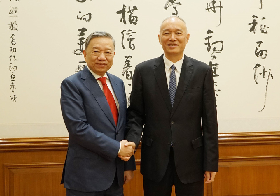 Durante su visita oficial a China del 12 al 16 de septiembre de 2023, el general To Lam, miembro del Buró Político y ministro de Seguridad Pública de Vietnam, se reunió con el miembro del Comité Permanente del Buró Político y del Secretariado del Comité Central del Partido Comunista de China y jefe de su Oficina General, Cai Qi. (Fuente: VNA)