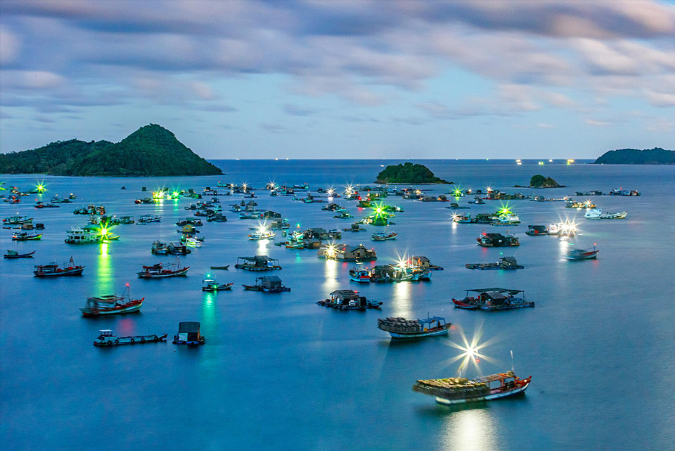 Un rincón de la isla Nam Du con un mar azul lleno de barcos de pescadores. (Fuente: VNA)