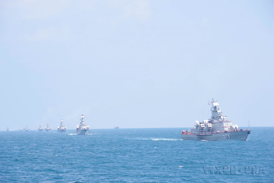 Actividades de entrenamiento y tiro real en el mar del Comando de la Región Naval 2 (2021). (Foto: VNA).
