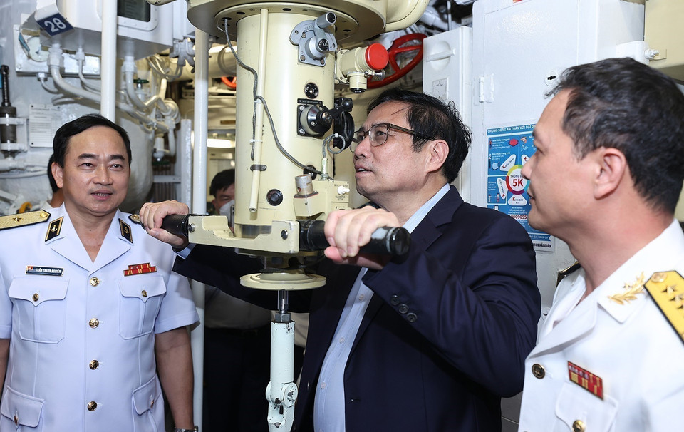 El primer ministro Pham Minh Chinh visita la 189 Brigada de Submarinos de la Armada (Khanh Hoa, 12 de marzo de 2022). (Foto: VNA).
