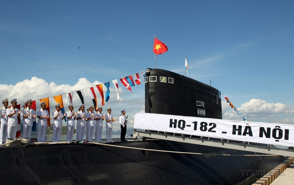 Ceremonia de izamiento de la bandera nacional de los submarinos HQ-182 Hanoi y HQ-183 Ciudad Ho Chi Minh (Khanh Hoa, 2014). (Foto: VNA).