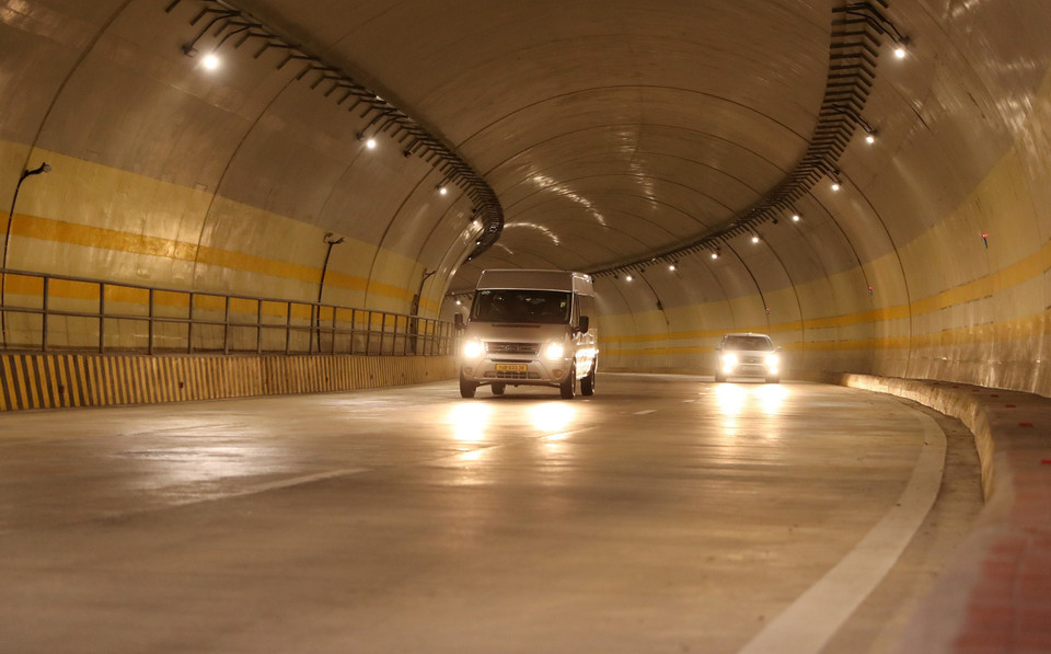 Un punto destacado de la obra es el túnel de montaña de 235 metros de largo, con tres carriles. Este es el túnel de carretera más largo de la provincia de Quang Ninh. (Foto: VNA)