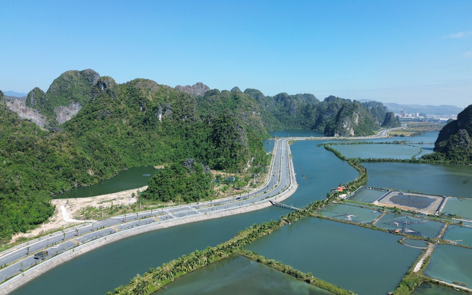 La vía no sólo garantiza las necesidades de tránsito sino que también sirve como eje de desarrollo para conectar importantes áreas urbanas de la provincia de Quang Ninh. (Foto: VNA)