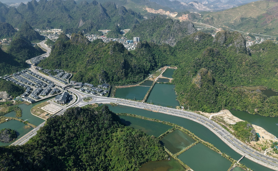 Una intersección que pasa por la zona turística de aguas termales de Quang Hanh, en dirección a la ciudad de Cam Pha (Foto: VNA)