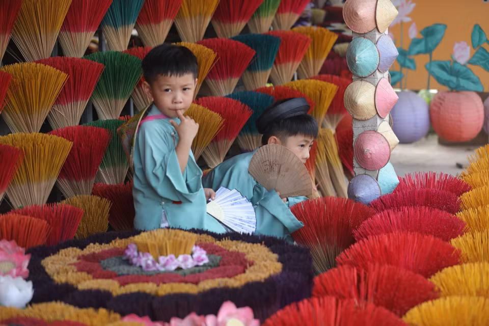 Los turistas se toman fotografías en el colorido espacio de Thuy Xuan. (Foto: VNA)