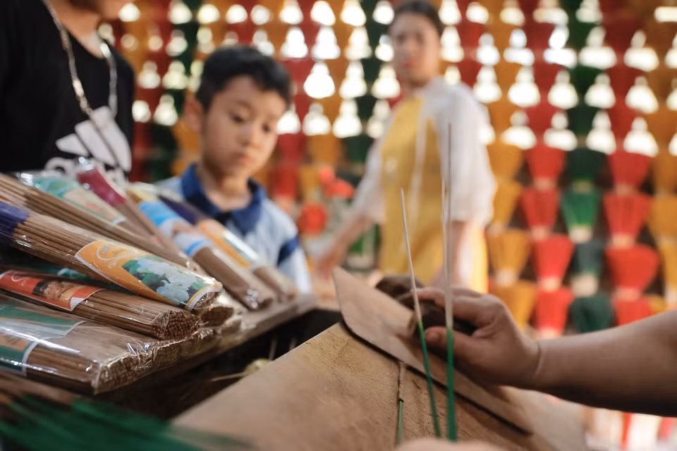 La aldea de Thuy Xuan, famosa por su tradición de elaboración de inciensos durante cientos de años, constituye un destino turístico fascinante para visitantes nacionales y extranjeros. (Foto: VNA)
