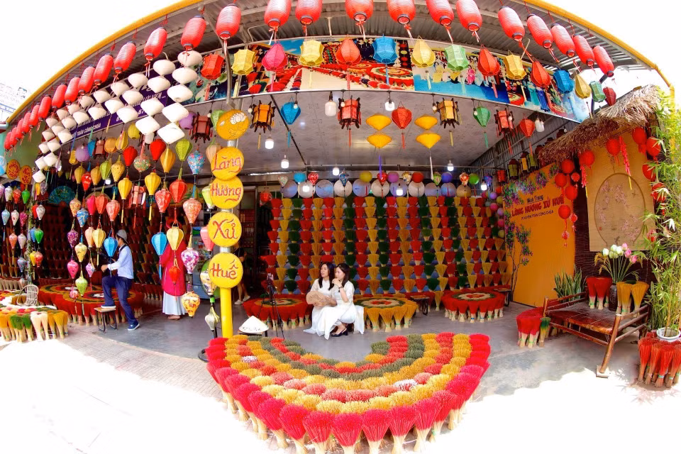 Los turistas se toman fotografías en el colorido espacio de Thuy Xuan. (Foto: VNA)