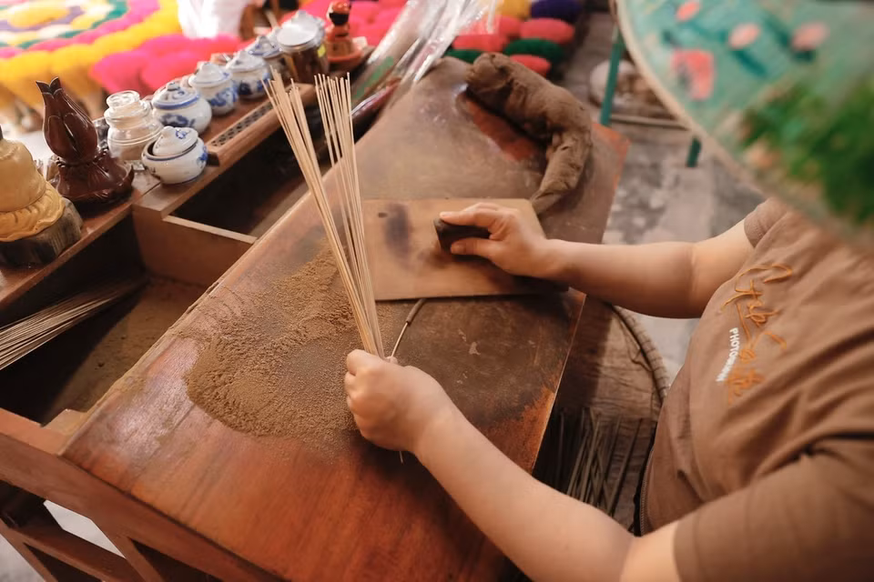 Los visitantes pueden explorar y experimentar el proceso de elaboración manual de inciensos y aprender más sobre la profesión y la vida de los lugareños. (Foto: VNA)