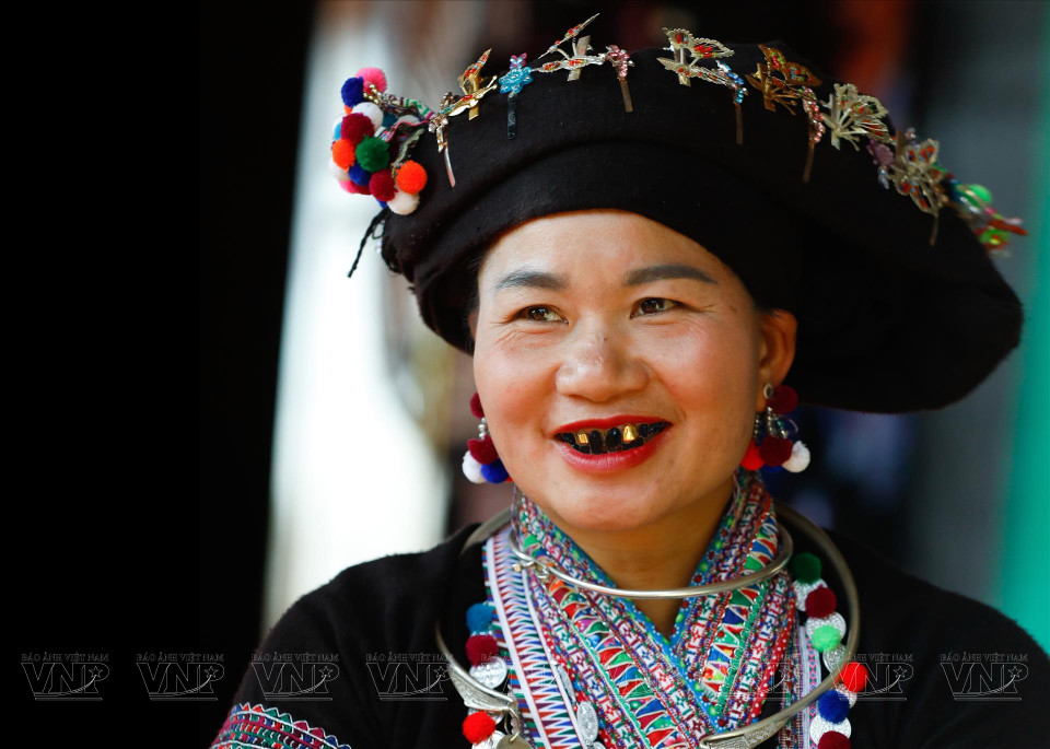 Las mujeres de la etnia Lao consideran que los dientes negros no sólo son un símbolo de belleza, sino también les brinda suerte. (Foto: VNA)