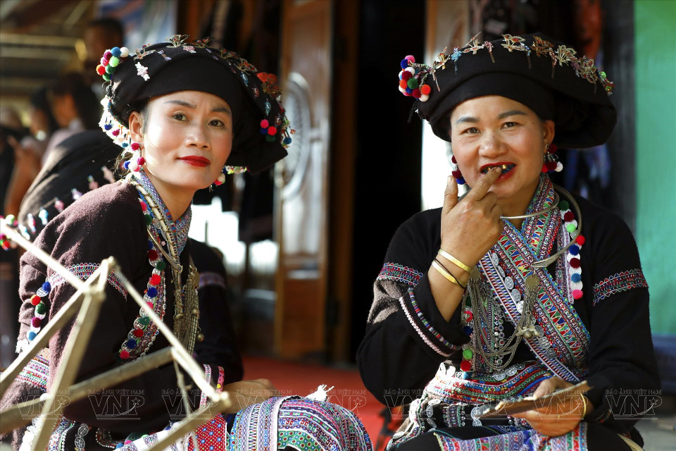 Las mujeres Lao retocan el tinte a sus dientes. (Foto: VNA)