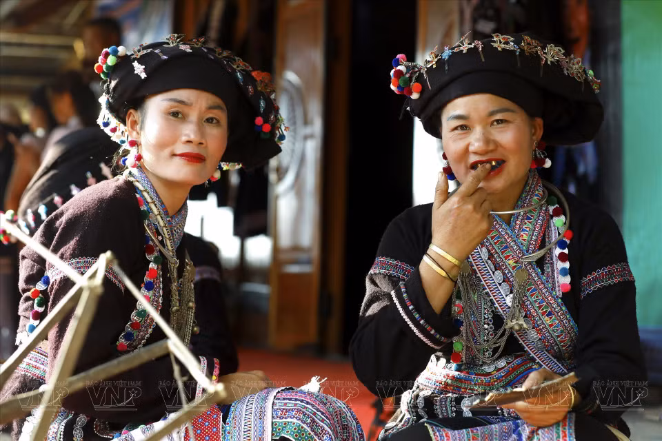 Las mujeres Lao retocan el tinte a sus dientes. (Foto: VNA)