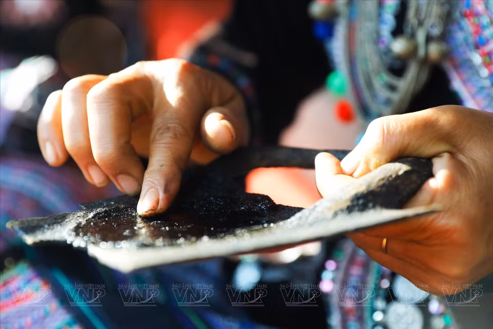 Los pobladores Lao usan sus dedos para teñir los dientes. (Foto: VNA)