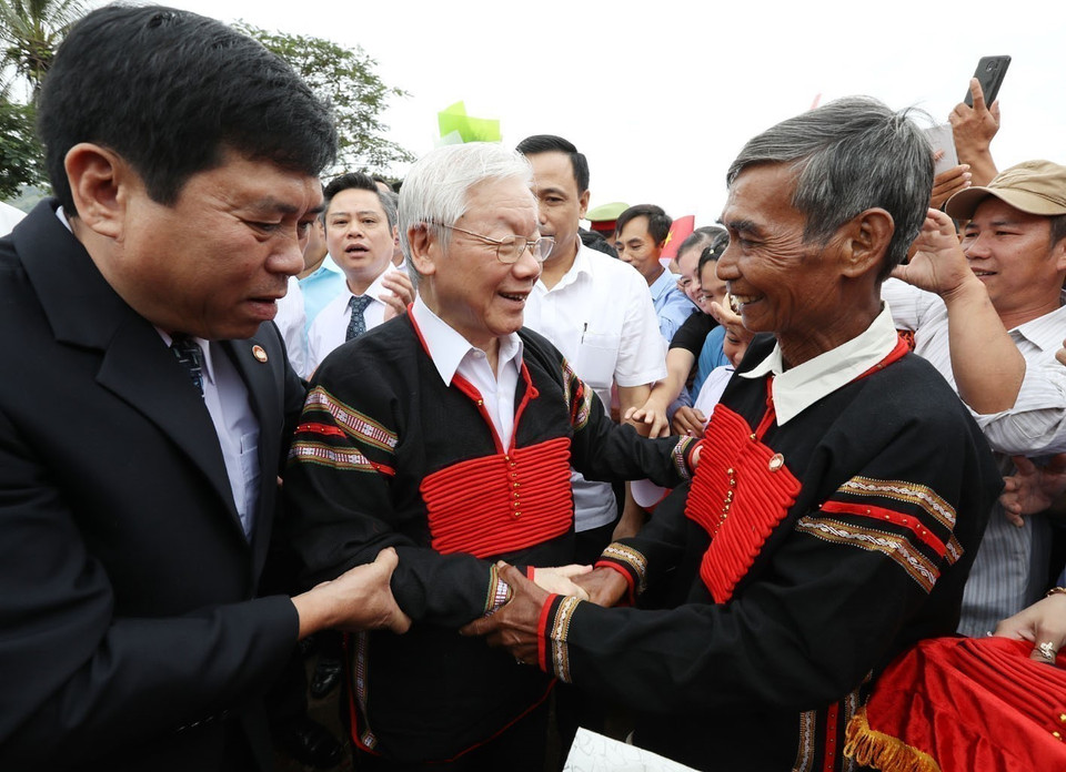 El secretario general del PCV, Nguyen Phu Trong, asiste a la fiesta de gran unidad nacional de las aldeas de la comuna de Dur Kmăl, distrito de Krong Ana, provincia de Dak Lak, en la Altiplanicie Occidental, el 11 de noviembre de 2018. (Foto: VNA)