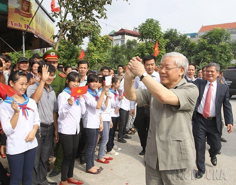 El secretario general Nguyen Phu Trong asiste a la fiesta de gran unidad nacional en la zona residencial de Trai Trang, distrito de Yen My, provincia de Hung Yen, el 10 de noviembre de 2013. (Foto: VNA)