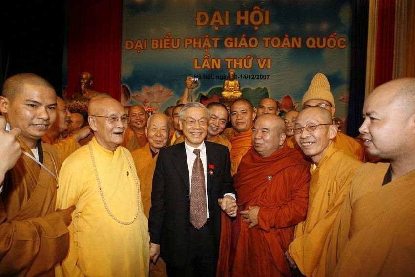 El camarada Nguyen Phu Trong, a cargo de presidente de la Asamblea Nacional, se reúne con los delegados en el VI Congreso Nacional del Budismo (Hanoi, 13 de diciembre de 2007). (Foto: VNA)