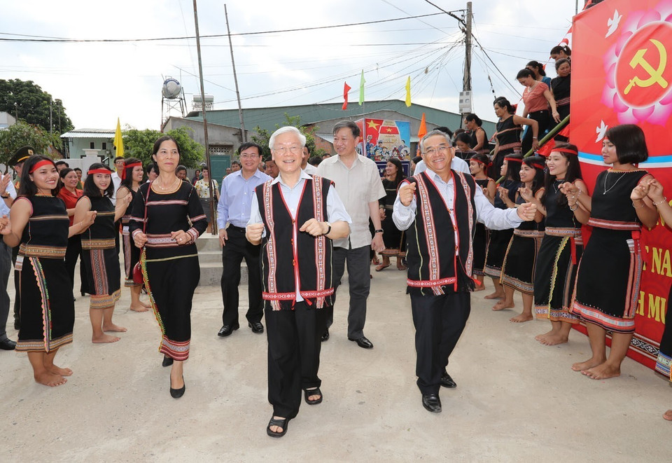 El secretario general Nguyen Phu Trong participa en danzas tradicionales de las minorías étnicas en la aldea Kon Ro Bang 2, comuna de Vinh Quang, ciudad de Kon Tum. (Foto: VNA)