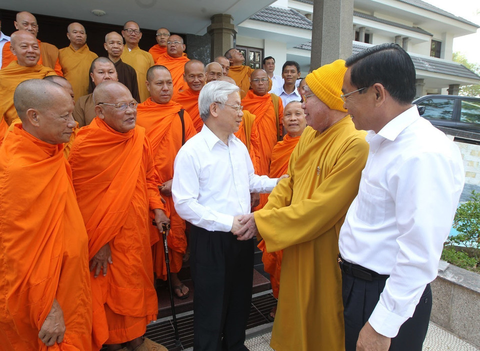 El secretario general Nguyen Phu Trong se reúne con los monjes de la filial de la Sangha Budista de Vietnam en la provincia de Soc Trang, el 9 de marzo de 2015. (Foto: VNA)