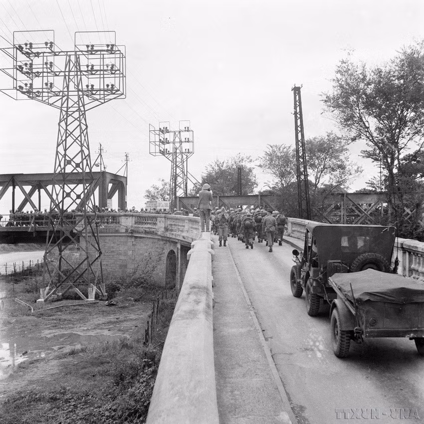 Los últimos soldados franceses se retiraron a través del puente Long Bien (Hanoi) hacia Hai Phong, la tarde del 9 de octubre de 1954. (Fuente: VNA)