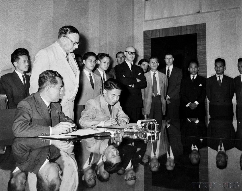 A las 24:00 horas del 20 de julio de 1954 (hora de Ginebra), o en la mañana del 21 de julio de 1954 (hora de Hanoi), el viceministro de Defensa de Vietnam, Ta Quang Buu, en nombre del Gobierno y del Comando General del Ejército Popular de Vietnam, firmó el Acuerdo de cese de fuego en Vietnam. Poco después también se firmaron los acuerdos de armisticio en Laos y Camboya. (Fuente: VNA)