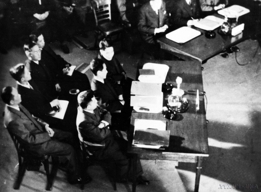 La delegación de la República Democrática de Vietnam, encabezada por el entonces viceprimer ministro Pham Van Dong, en la sesión inaugural de la Conferencia de Ginebra sobre Indochina, en la mañana del 8 de mayo de 1954 con la postura de una nación victoriosa. (Fuente: VNA)