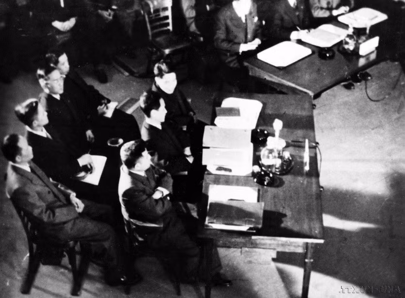 La delegación de la República Democrática de Vietnam, encabezada por el entonces viceprimer ministro Pham Van Dong, en la sesión inaugural de la Conferencia de Ginebra sobre Indochina, en la mañana del 8 de mayo de 1954 con la postura de una nación victoriosa. (Fuente: VNA)