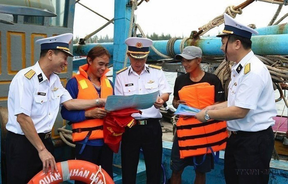 Oficiales y soldados de la Región Naval 2 de la Armada Popular de Vietnam informan a los pescadores acerca de la protección de la soberanía nacional sobre el mar y las islas. (Foto: VNA)