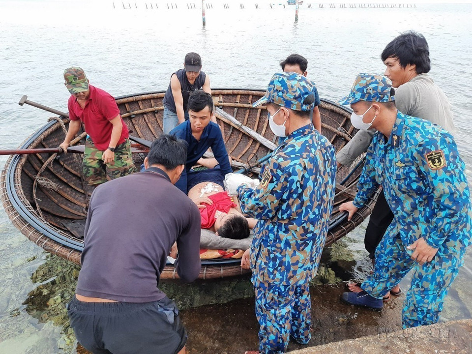 Fuerzas médicas militares de la isla Tien Nu (Tennent Reef), de la brigada 146 (Región Naval 4 de la Armada Popular de Vietnam), tratan a un pescador que resultó herido mientras trabajaba en aguas de Truong Sa (Spratly). (Foto: VNA)