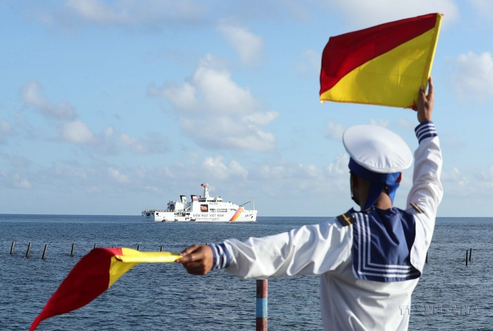 Los soldados se empeñan en defender la paz en las islas, garantizar la seguridad marítima y actuar como un punto de apoyo sólido para los pescadores en el mar. (Foto: VNA)