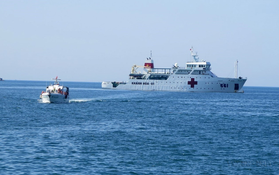 El barco hospital Khanh Hoa 01 de la Armada Popular de Vietnam transporta, realiza el chequeo médico y suministra medicamentos gratuitos a los habitantes de la provincia de Phu Yen. (Foto: VNA)