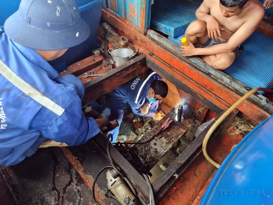 El Centro de Servicio Logístico y Técnico de la isla Sinh Ton (Sin Cowe), de la brigada 129 de la Armada Popular de Vietnam, ayuda al barco pesquero QNg 96279 TS de la provincia de Quang Ngai. (Foto: VNA)