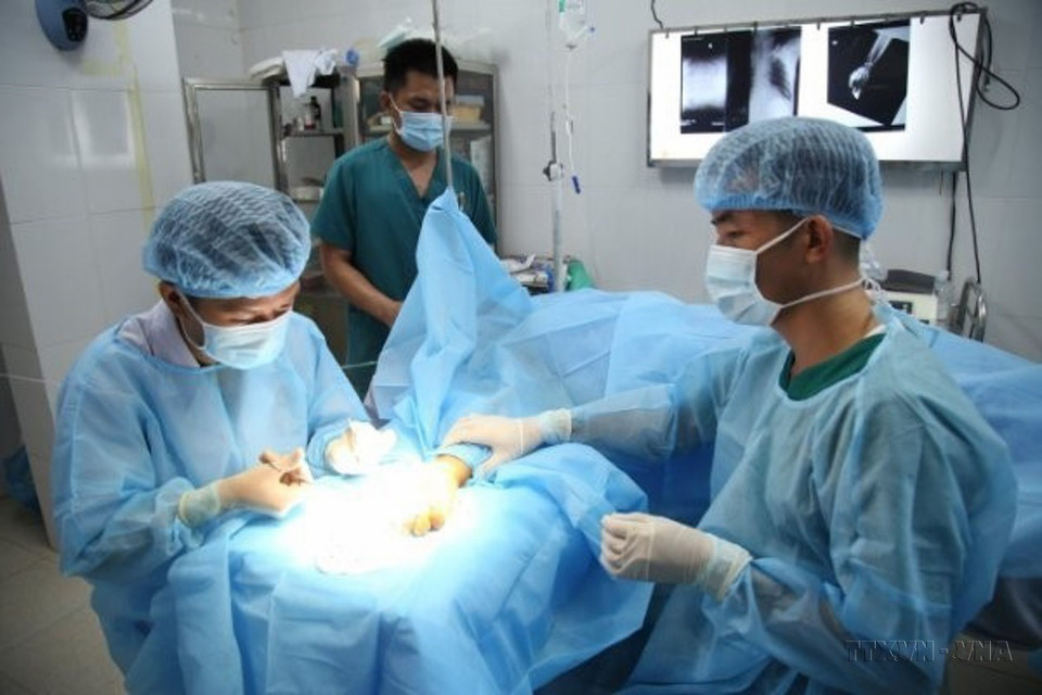 Fuerzas médicas militares de Truong Sa (Spratly) realizan una cirugía de emergencia a un pescador en peligro debido a un accidente laboral en el mar (1 de noviembre de 2020). (Foto: VNA)
