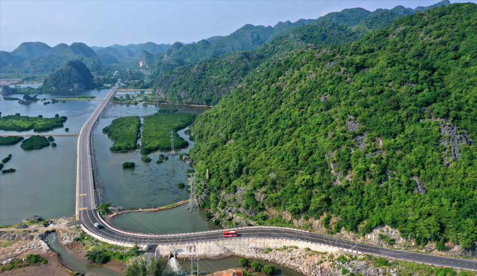 Después de tomar el ferry Got - Cai Vieng, los turistas siguen la carretera provincial 356 (también conocida como ruta que cruza la isla) para comenzar el viaje y experimentar y explorar Cat Ba. (Fuente: VNA)