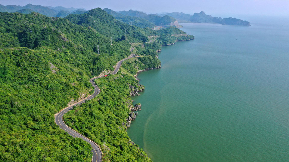 La hermosa carretera que atraviesa la isla serpentea a lo largo de la costa y lleva a los visitantes al archipiélago de Cat Ba. (Fuente: VNA)