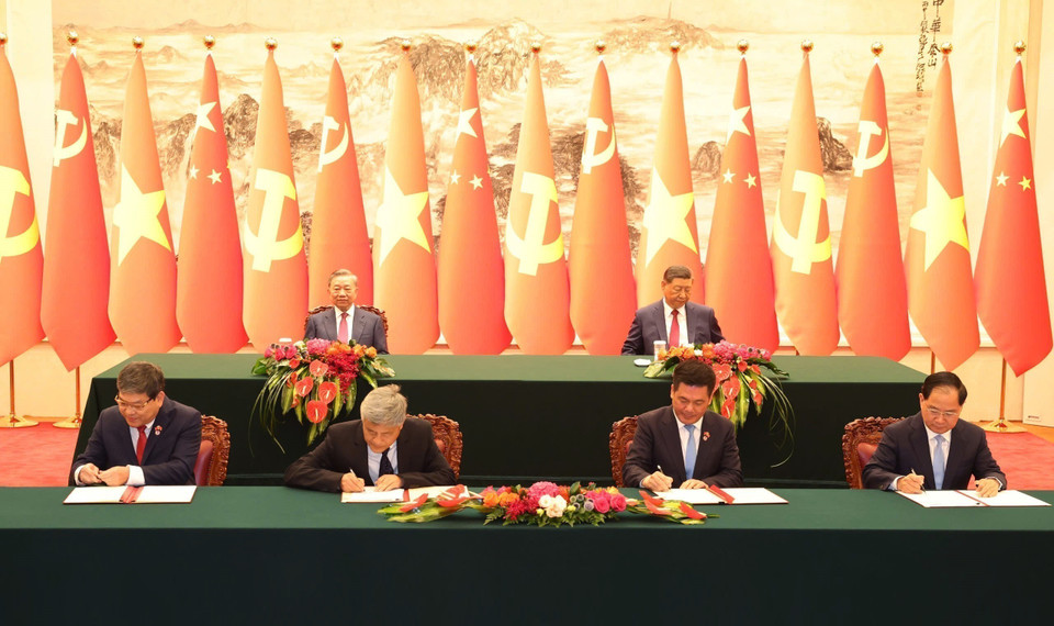 El secretario general del Partido Comunista y presidente de Vietnam, To Lam, y su homólogo chino, Xi Jinping, presenciaron la firma de documentos de cooperación entre los dos países en Beijing, el 19 de agosto de 2024. (Foto: VNA)