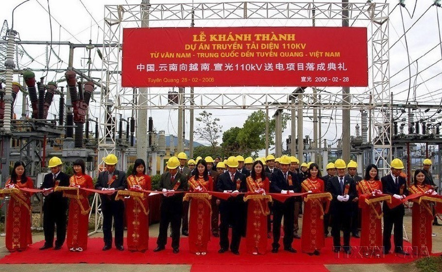 Ceremonia de inauguración del proyecto de transmisión eléctrica de 110 KV desde Yunnan (China) a Tuyen Quang (Vietnam), 28 de febrero de 2006. (Foto: VNA)