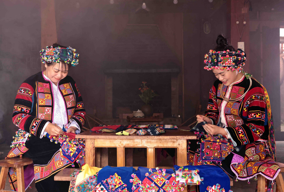 Las mujeres Lo Lo bordan hábilmente patrones en trajes tradicionales. (Foto: VNA)