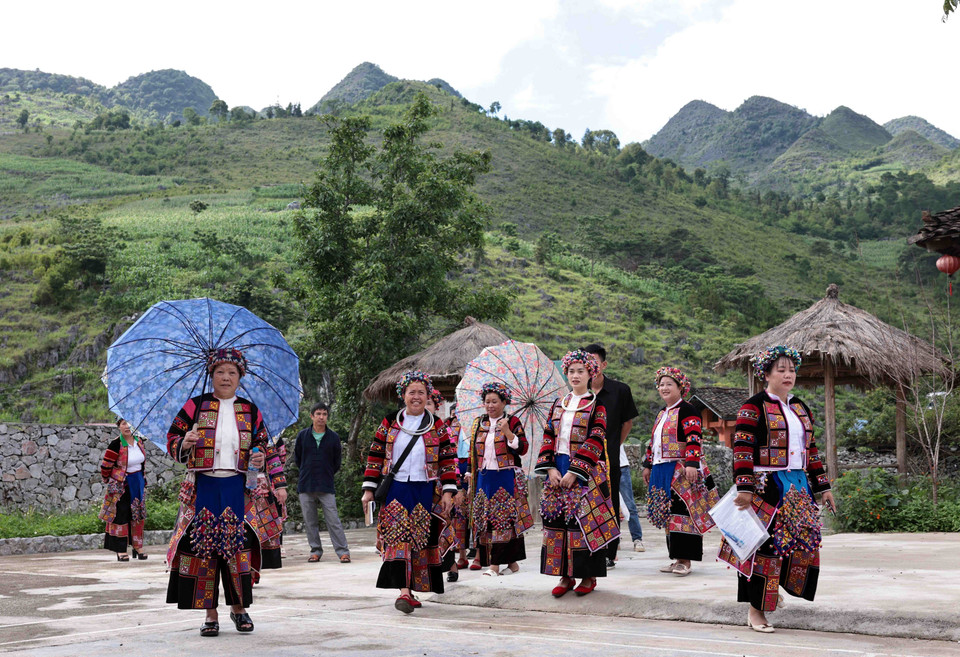 Trajes de mujeres Lo Lo en la ciudad de Meo Vac, Ha Giang. (Foto: VNA)