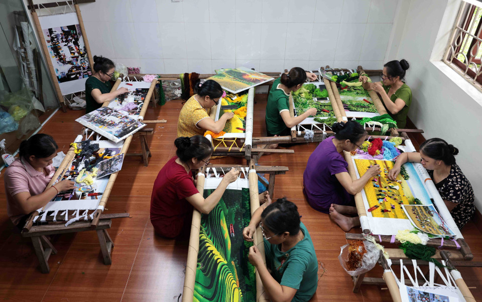 Los productos tradicionales bordados a mano por artesanos de Thang Loi son populares entre los clientes nacionales e internacionales. (Foto: VNA)