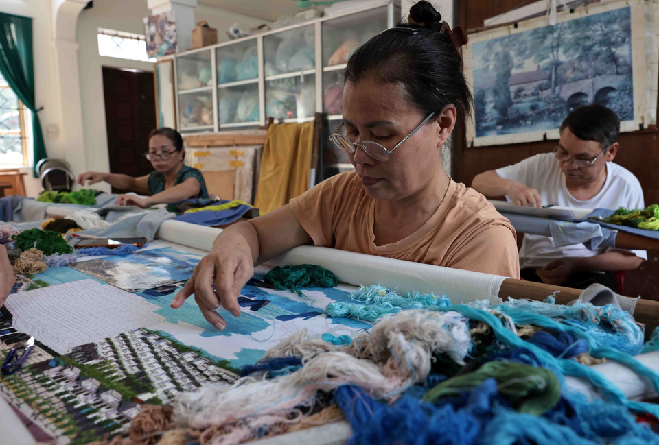 El producto se elabora con tendencias modernas mediante métodos tradicionales de bordado a mano. (Foto: VNA)