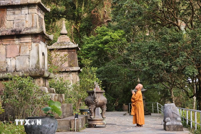 Frente a la pagoda Ngoa Van, se encuentra una antigua torre donde se guardan parte de las reliquias del rey-monje Tran Nhan Tong. (Foto: VNA)