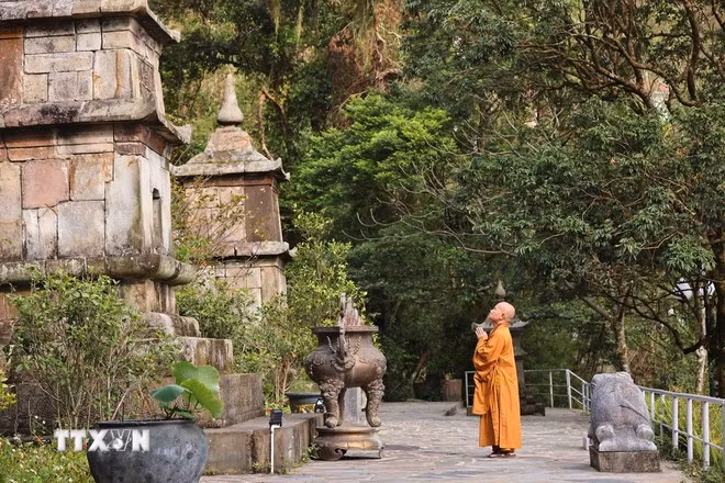 Frente a la pagoda Ngoa Van, se encuentra una antigua torre donde se guardan parte de las reliquias del rey-monje Tran Nhan Tong. (Foto: VNA)