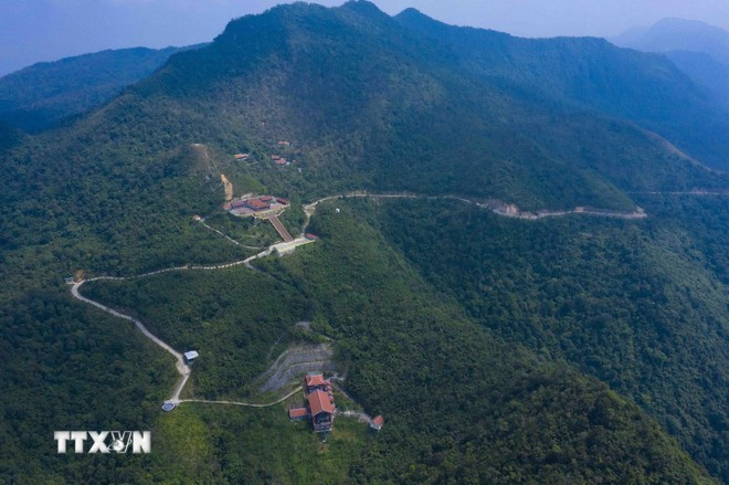 El complejo de la pagoda Ngoa Van está ubicado en la montaña Bao Dai, que se extiende por dos comunas de An Sinh y Binh Khe, en la ciudad de Dong Trieu, provincia norteña de Quang Ninh. A una altitud de más de 500 metros sobre el nivel del mar, la obra destaca por su ubicación, apoyada al pico Ngoa Van. (Foto: VNA)