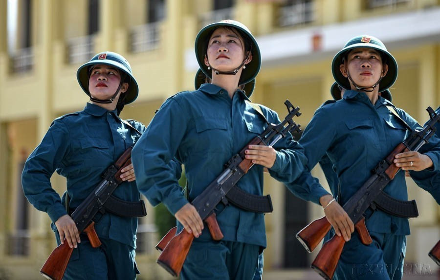 A pesar del clima seco y del sol abrasador, las milicianas del noroeste todavía practican con entusiasmo en el campo para realizar el mejor desfile militar en conmemoración del 70 aniversario de la Victoria de Dien Bien Phu. (Fuente: VNA)