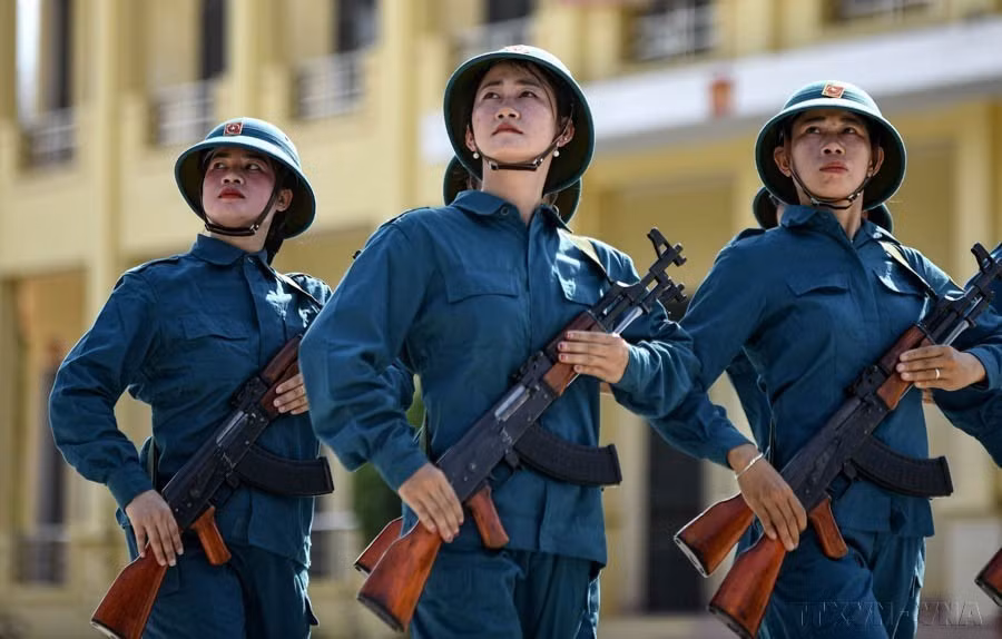 A pesar del clima seco y del sol abrasador, las milicianas del noroeste todavía practican con entusiasmo en el campo para realizar el mejor desfile militar en conmemoración del 70 aniversario de la Victoria de Dien Bien Phu. (Fuente: VNA)