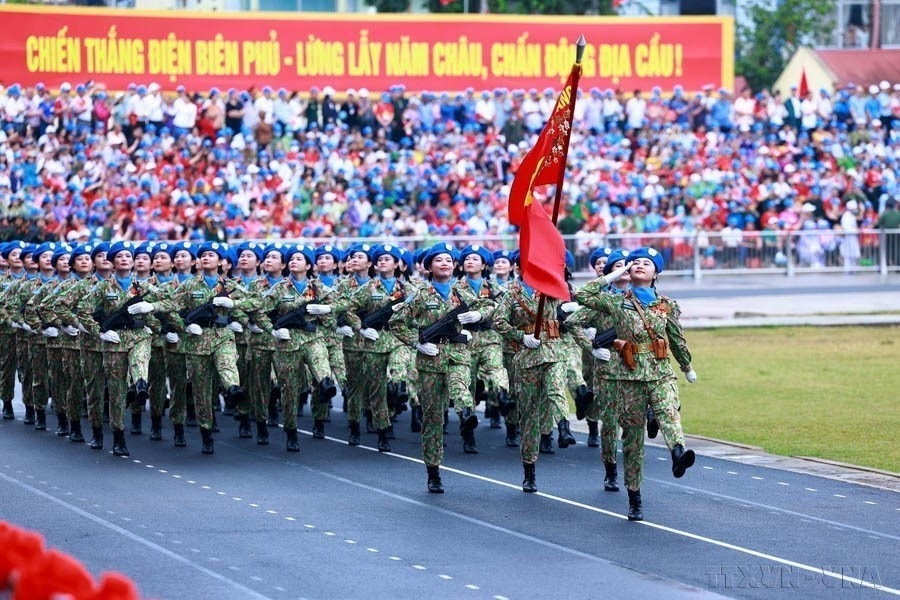 Oficiales femeninas de las fuerzas de mantenimiento de la paz que participan en el desfile militar en el 70 aniversario de la Victoria de Dien Bien Phu (el 7 de mayo de 1954-el 7 de mayo de 2024). (Fuente: VNA)