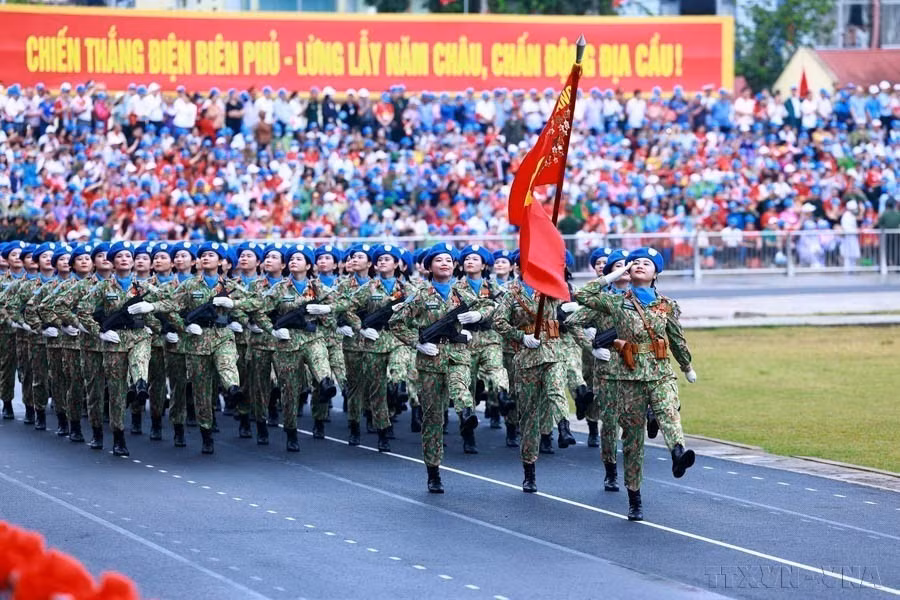 Oficiales femeninas de las fuerzas de mantenimiento de la paz que participan en el desfile militar en el 70 aniversario de la Victoria de Dien Bien Phu (el 7 de mayo de 1954-el 7 de mayo de 2024). (Fuente: VNA)