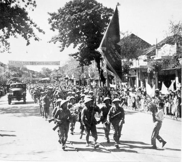 Los pobladores saludaron a los soldados que liberaron la capital, el 10 de octubre de 1954. (Fuente: VNA)